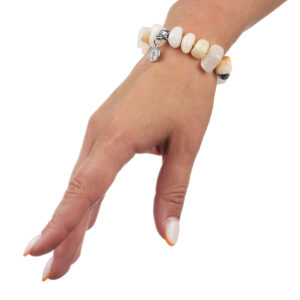 Браслет з коралу з підвісками білий