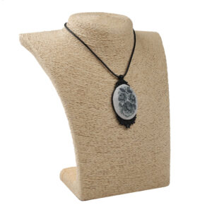 Кулон вишитий “Сірі троянди”